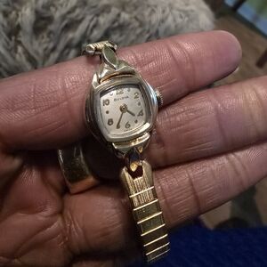 Vintage Bulova Model L7 T057009 Women's Watch